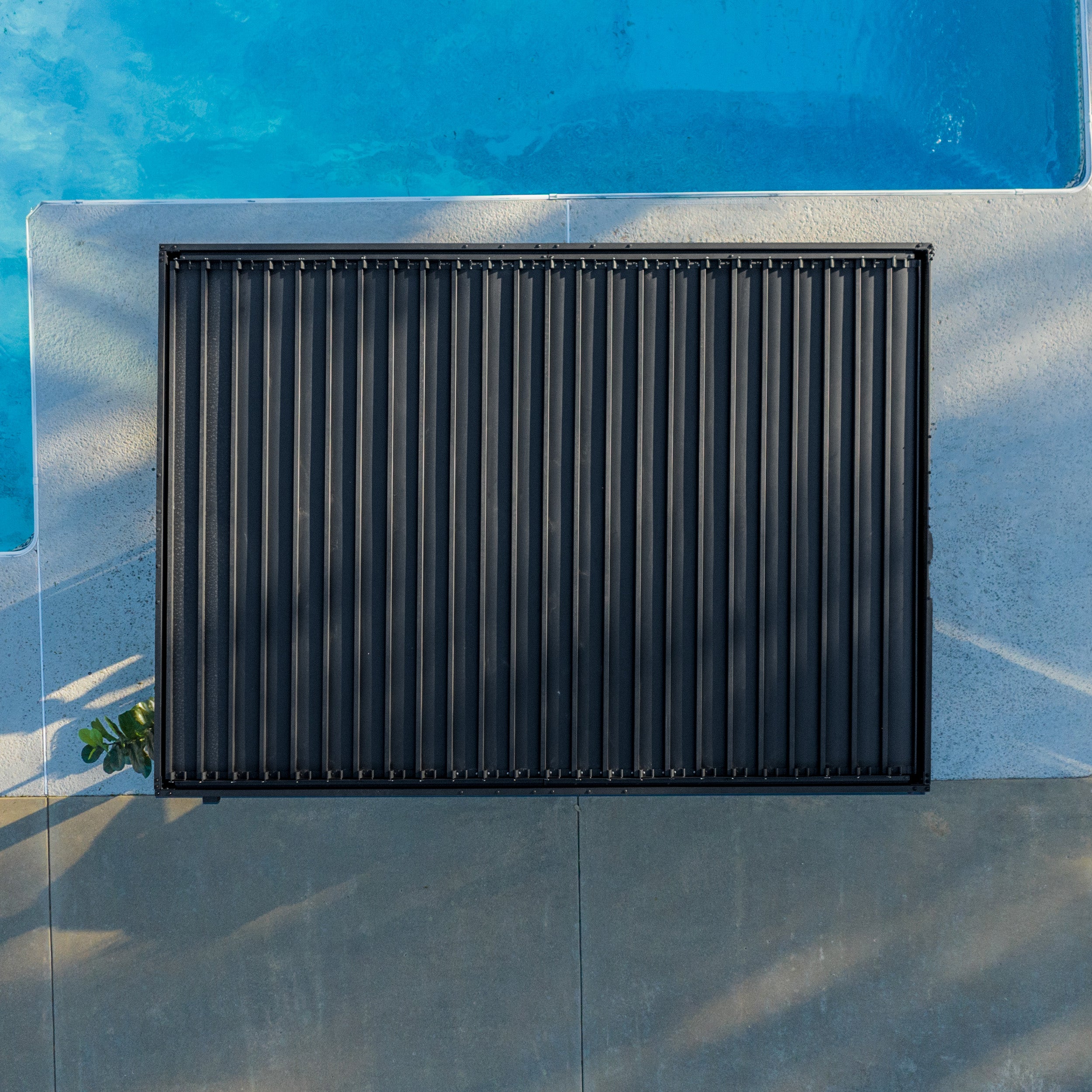 4.3m x 3m Sarasota Louvered Closed
